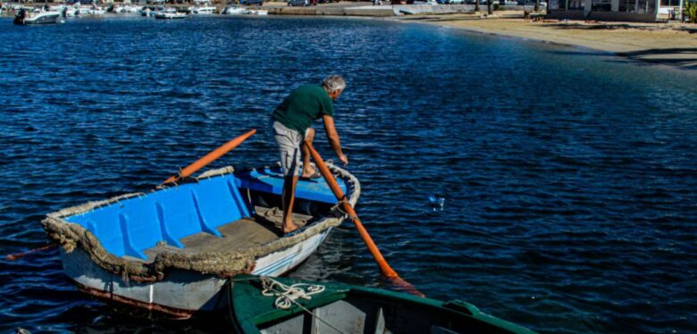 Un pescatore in barca sulla costa di Lampedusa