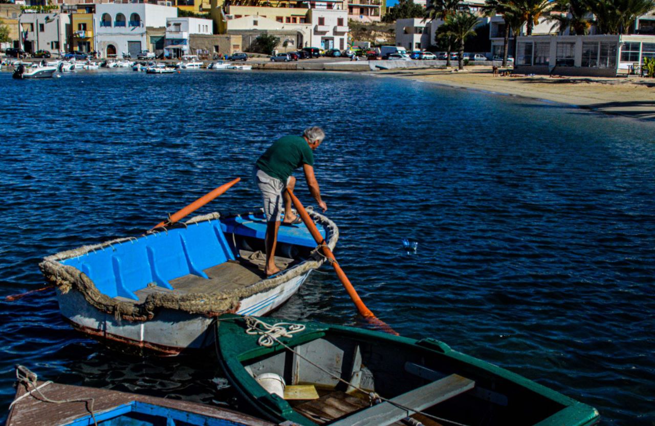 Un pescatore in barca sulla costa di Lampedusa